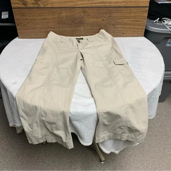 Eddie Bauer Vashon fit beige cargo capris size 4 wide belt loops - Picture 8 of 10
